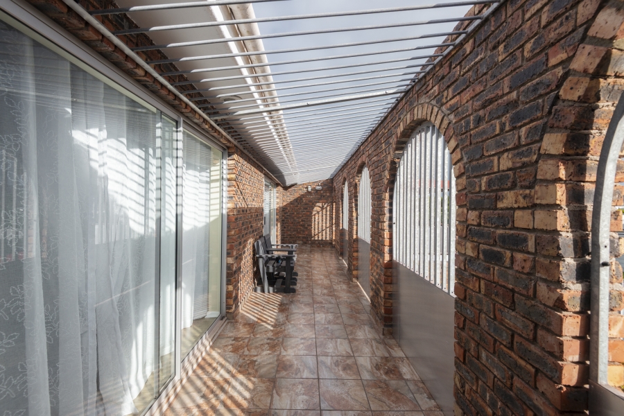 5 Bedroom Property for Sale in Middedorp Western Cape